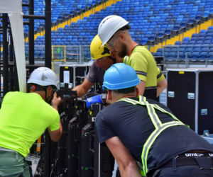 Tysiące ludzi szuka swojego szczęścia na stadionie. Kongres Świadków Jehowy przyciągnął tłumy
