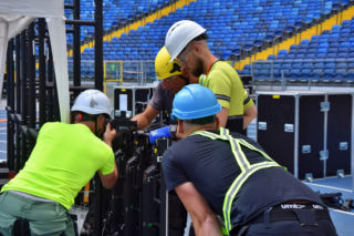 Tysiące ludzi szuka swojego szczęścia na stadionie. Kongres Świadków Jehowy przyciągnął tłumy