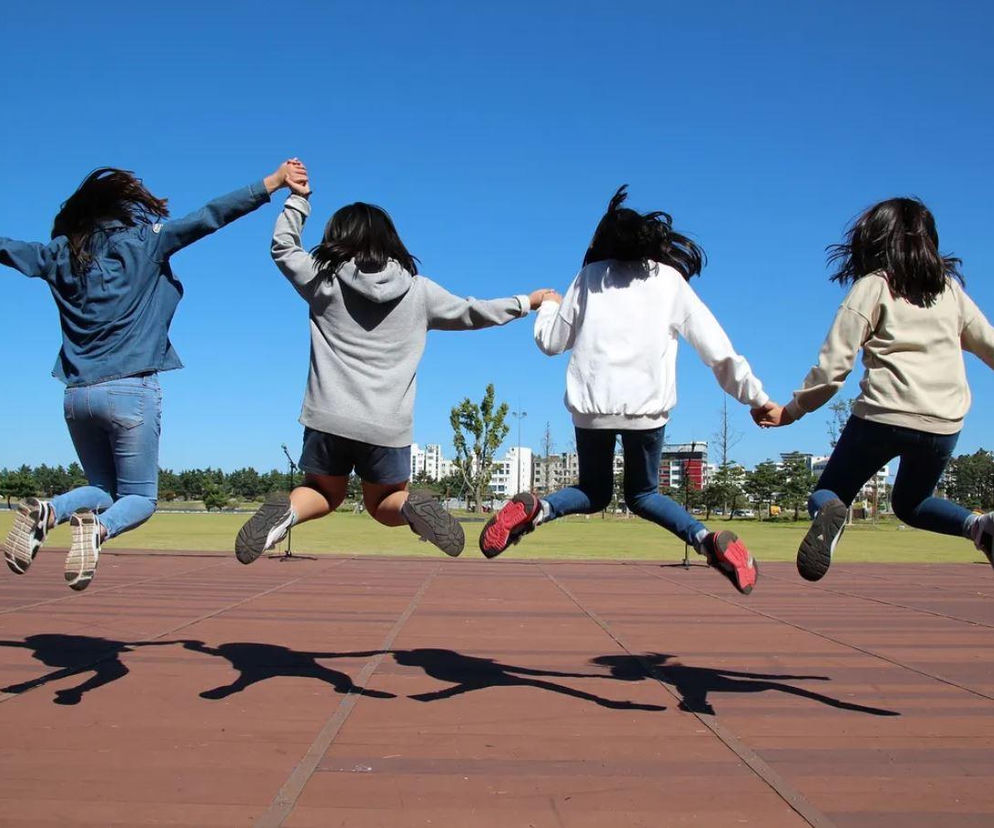 Jak dobrze znasz slang młodzieżowy 2025? Sprawdzamy finałową piętnastkę Młodzieżowego Słowa Roku