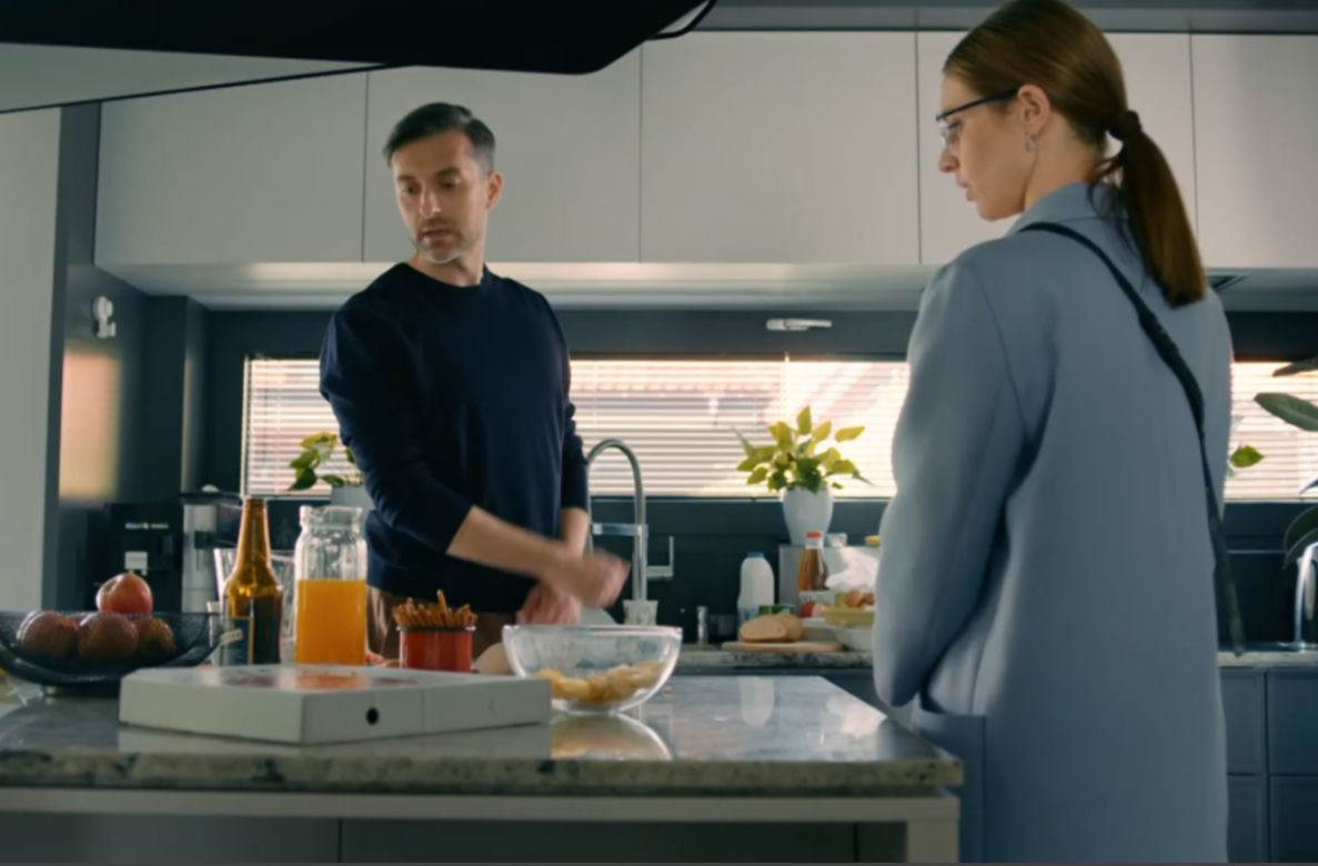 BrzydUla 2, odcinek 152, Ula (Julia Kamińska), Marek (Filip Bobek)