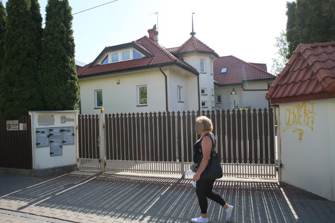 Dramat w Warszawie. Alarm w domu wyje od rana. Służby bezradnie rozkładają ręce