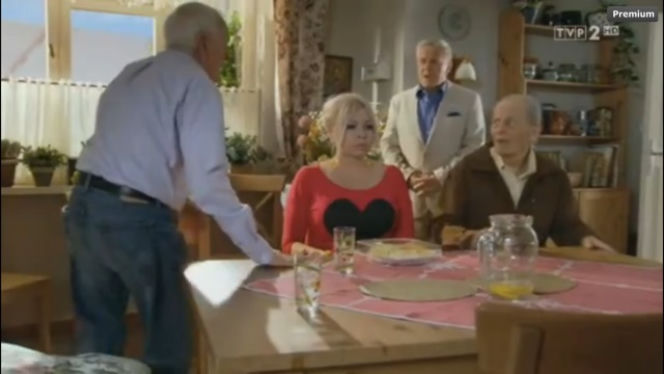 M jak miłość odc. 1014. Stanisław (Włodzimierz Matuszak), Kisiel (Jerzy Próchnicki), Kwaśniakowa (Violetta Arlak), Lucjan (Witold Pyrkosz)