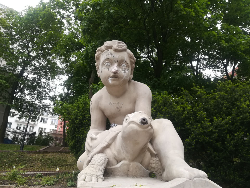 Nastolatka zniszczyła rzeźbę młotkiem