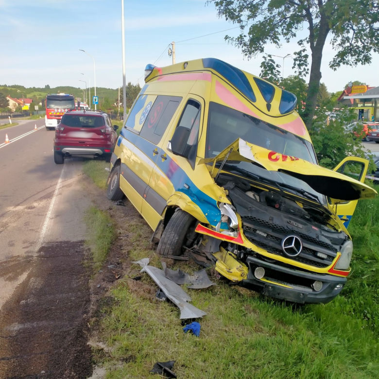 Wypadek karetki w Nienadowej [GALERIA]