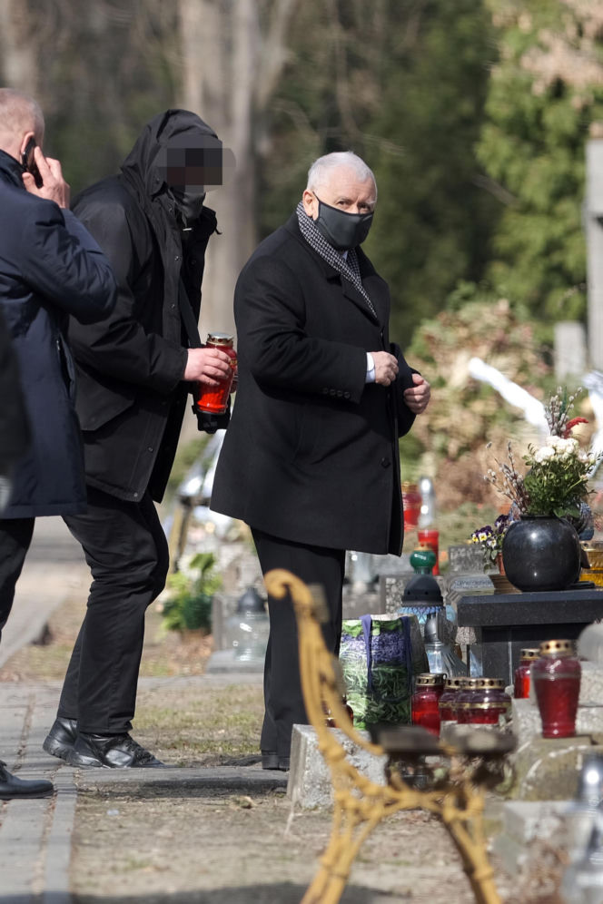 Tak Jarosław Kaczyński świętował niedzielę palmową w pandemii. Zaskakujące, ile wiązanek miał w rękach