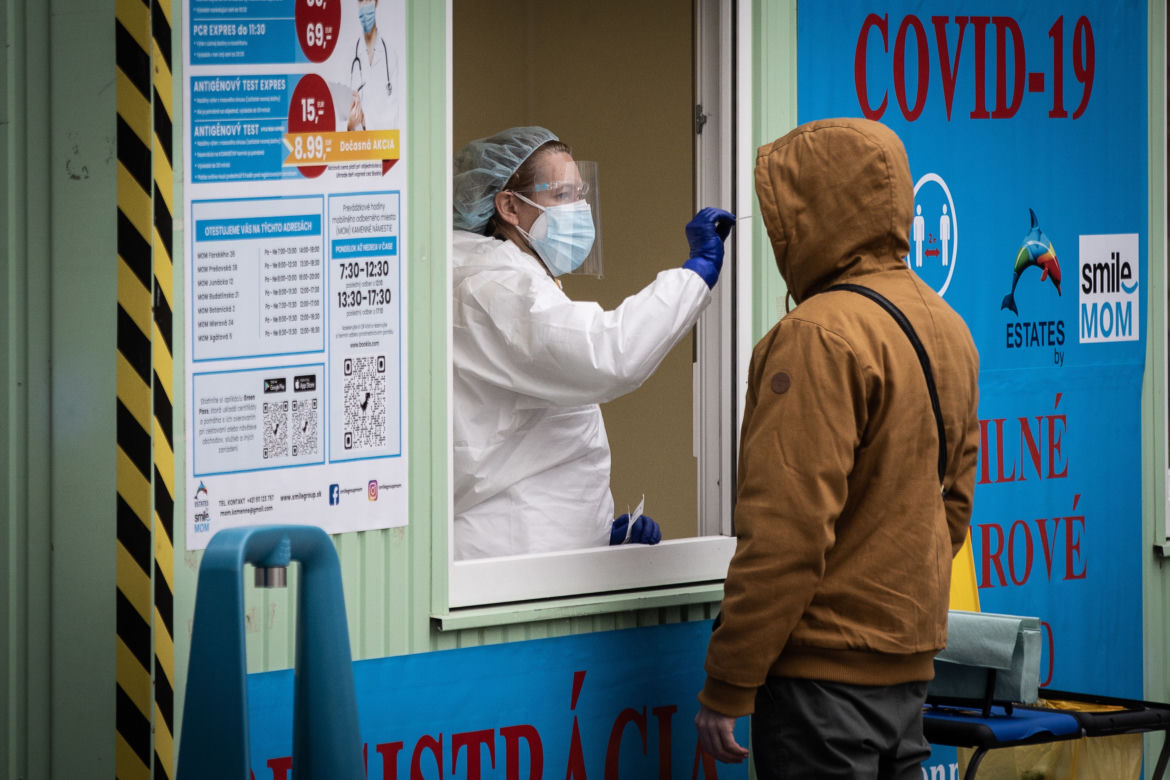 Pandemia uderza ze zdwojoną siłą! Kolejne kraje wprowadzają drastyczne obostrzenia. Czy nas też to czeka?
