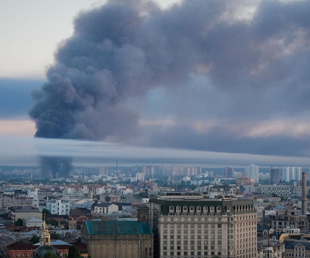 Panorama Kijowa z gęstym, czarnym dymem unoszącym się nad miastem. O ataku Rosji na Ukrainę przeczytasz na SE Portal Obronny.