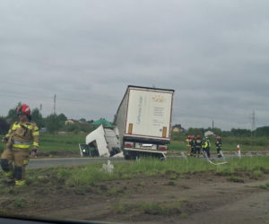 Ciężarówka blokuje przejazd obwodnicą Wąchocka
