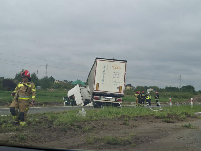 Ciężarówka blokuje przejazd obwodnicą Wąchocka