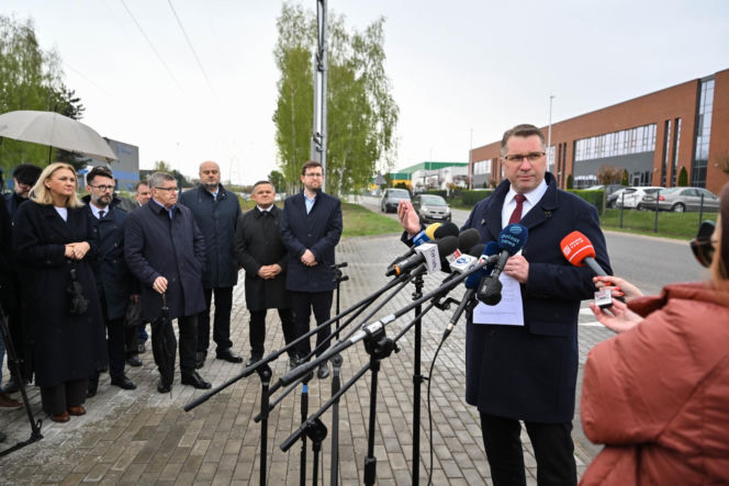 Konferencja prasowa przed Fabryką Broni "ŁUCZNIK"