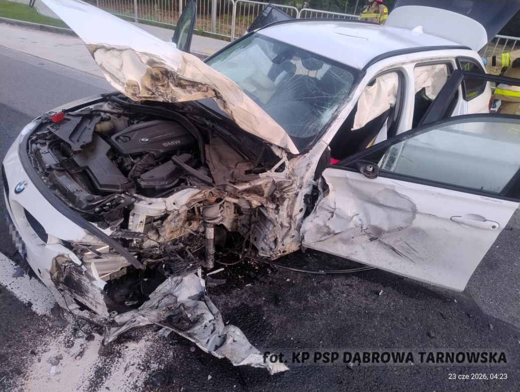 Wypadek w Smęgorzowie. W zderzeniu osobówki z tirem na DK73 ucierpiały 4 osoby