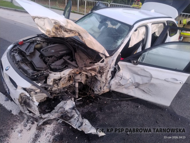 Wypadek w Smęgorzowie. W zderzeniu osobówki z tirem na DK73 ucierpiały 4 osoby