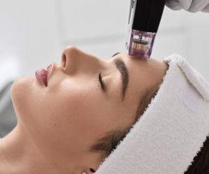 Mezoterapia bezigłowa daje efekt wypoczętej twarzy bez bólu i siniaków. Na czym polega ten fenomen?