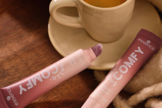 Ukojenie w makijażu: Przyjemny wieczór w domu jako inspiracja