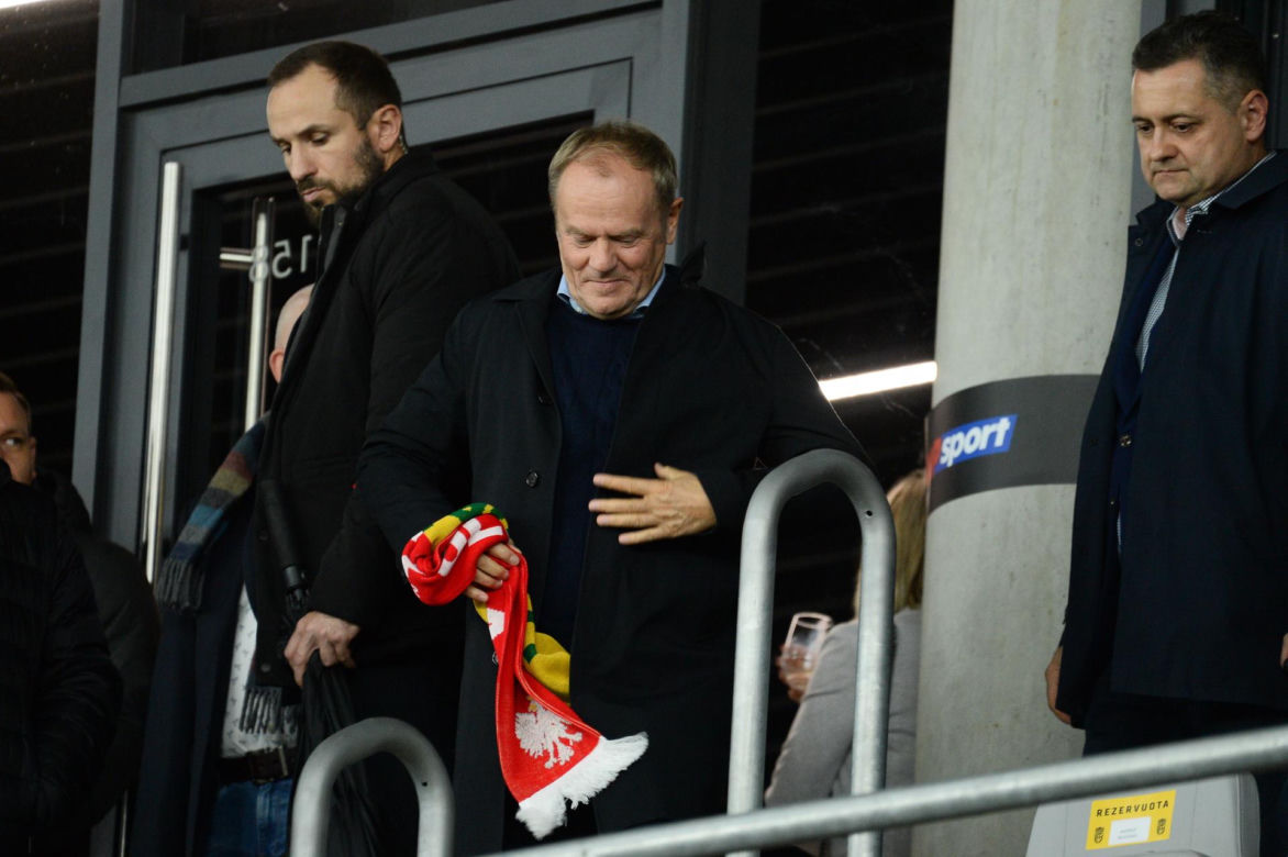 Donald Tusk przyleciał na mecz Litwa - Polska