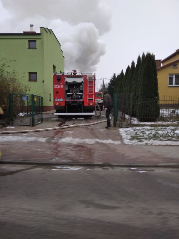Pożar przy ul. Słocińskiej Rzeszowie. Na miejscu cztery zastępy straży [ZDJĘCIA]