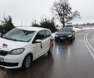 Bryła lodu z tira spadła na osobówkę. Kierowca w szpitalu [ZDJĘCIA]