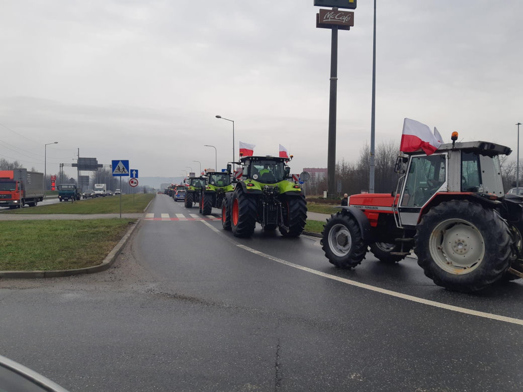 Strajk rolników w Tarnowie. Policja i rolnicy pod stadionem Bruk Betu Termaliki Nieciecza. Przejazd przez miasto