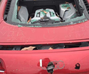 Zniszczone Audi R8 przez zranioną kobietę