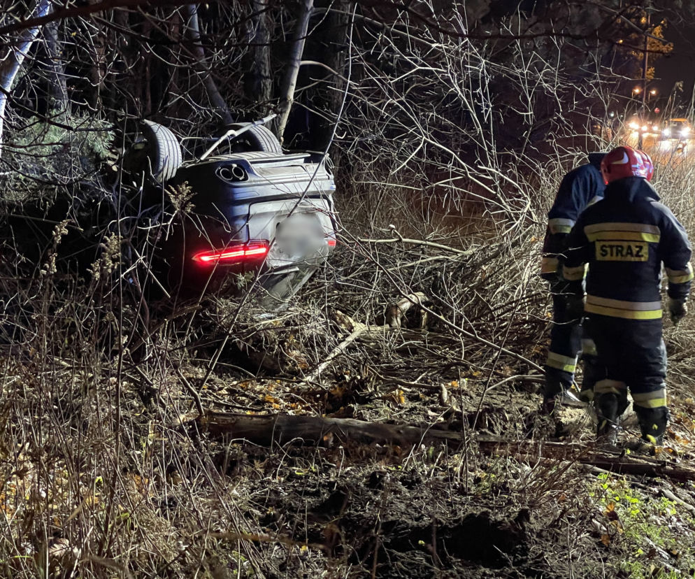 Wypadek na Białołęce. Dwa rozbite samochody i dachowanie. Ciężarna kobieta trafiła do szpitala