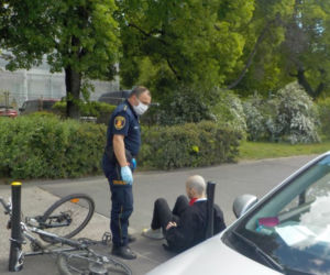 Strażnicy uratowali rowerzystę