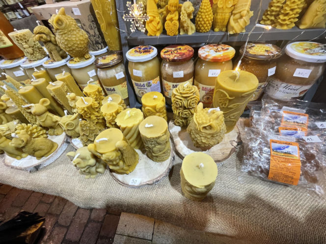 Pokémony, różowe gofry i zaskakujące różnice w cenach. Porównaliśmy łódzkie jarmarki