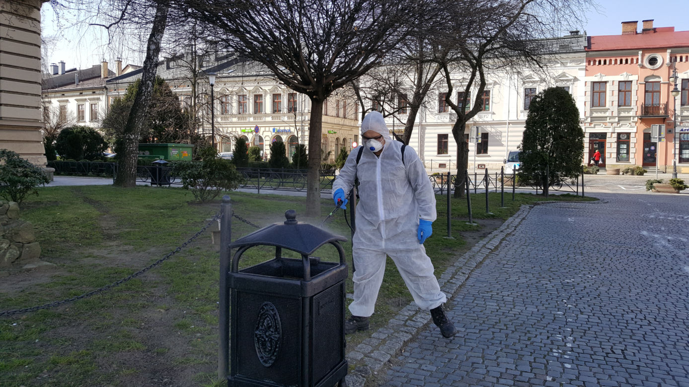 Białe kombinezony i Virkon. Tak w Nowym Sączu walczą z epidemią koronawirusa! 