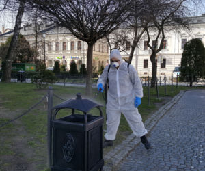 Białe kombinezony i Virkon. Tak w Nowym Sączu walczą z epidemią koronawirusa! 