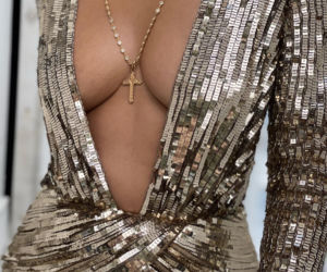 Halle Berry z biustem na wierzchu! Ma 55 lat i pokazała naprawdę dużo! 
