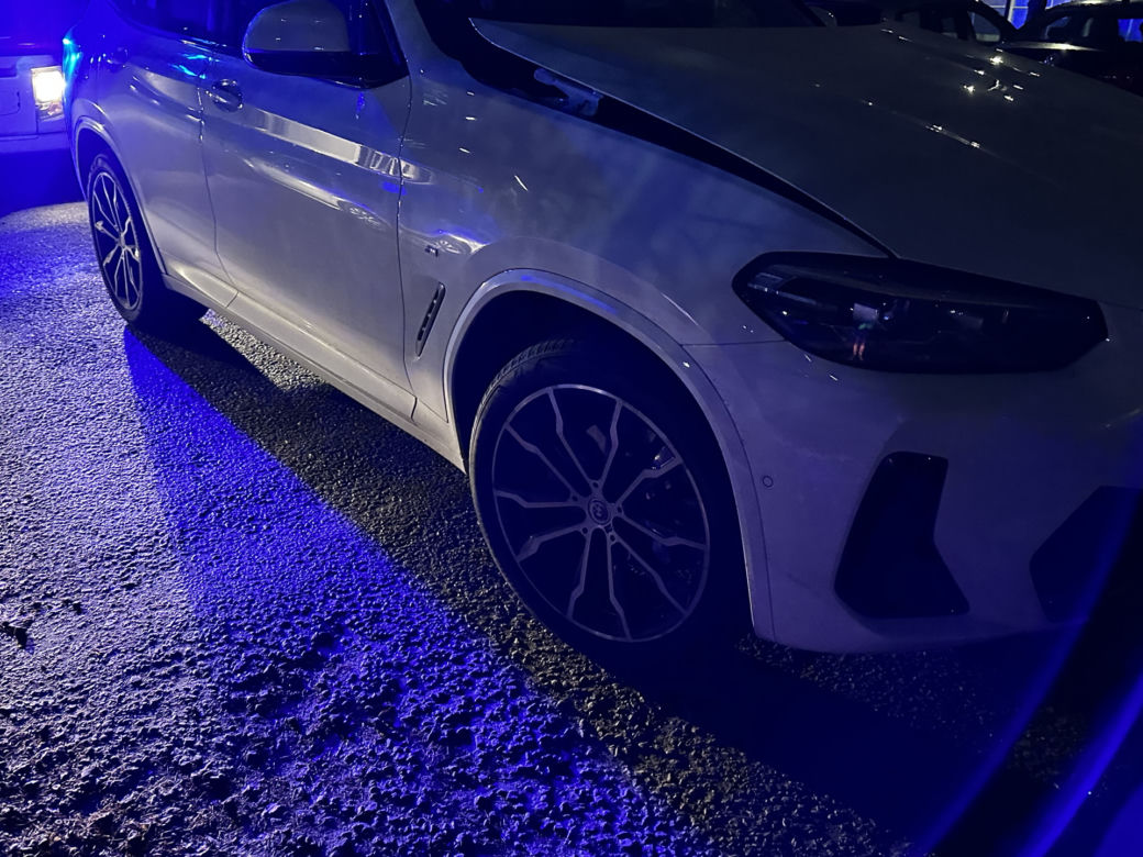Makabra we Włochach. Kierowca bmw przejechał pieszą