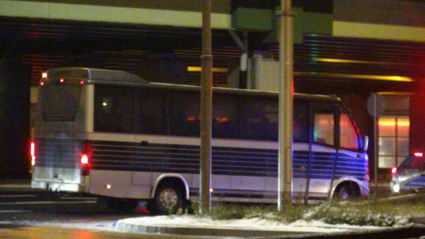 Horror na Puławskiej. Kierowca zatrzymał autokar na środku drogi. Jeden z pasażerów zmarł podczas jazdy