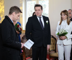 Na Wspólnej odc. 3239. Robert Tadeusiak (Dariusz Wnuk), Michał (Robert Kudelski), Iga (Lidia Sadowa) biorą ślub