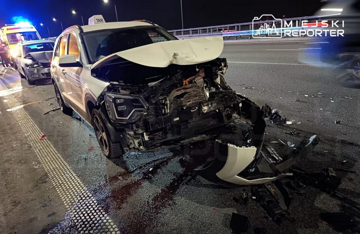 Karambol na S2 po wybuchu agresji drogowej, kierowcy zajeżdżali sobie drogę