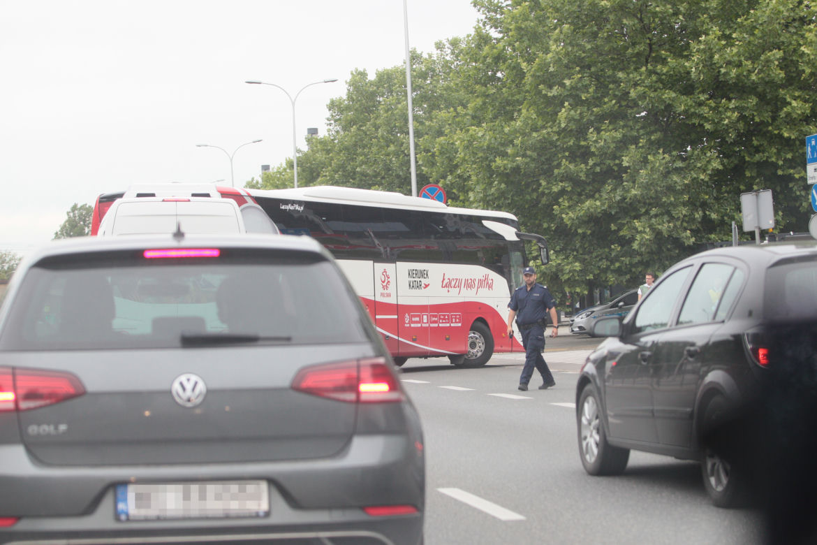 Kadra pędzi na Narodowy na czerwonym świetle