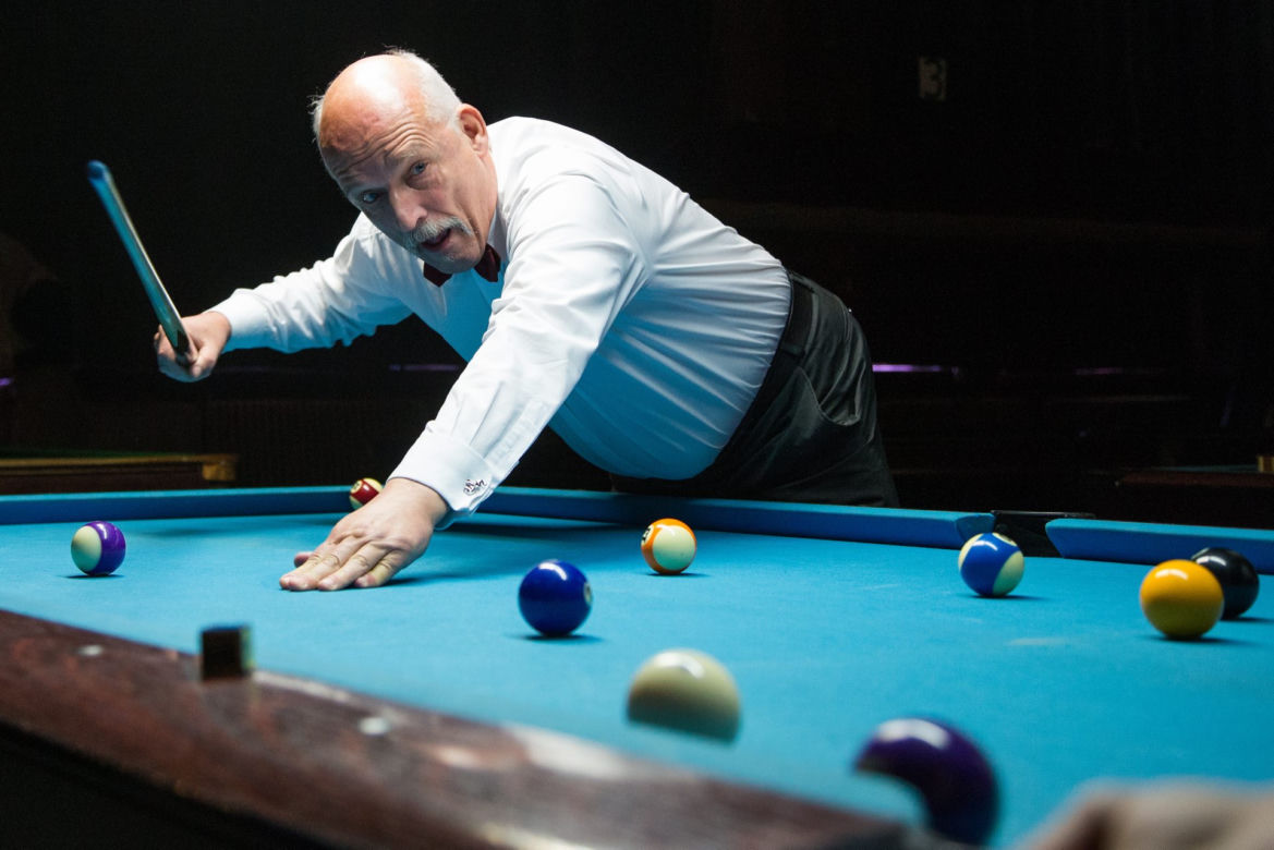 Korwin Mikke gra w bilard