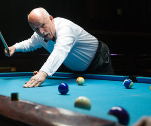 Korwin Mikke gra w bilard
