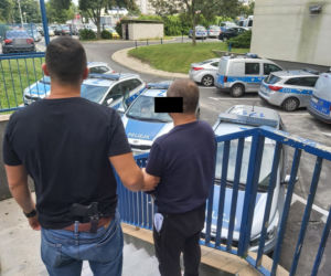 Brutalne pobicie pod sklepem.  Ofiara była kopana po głowie