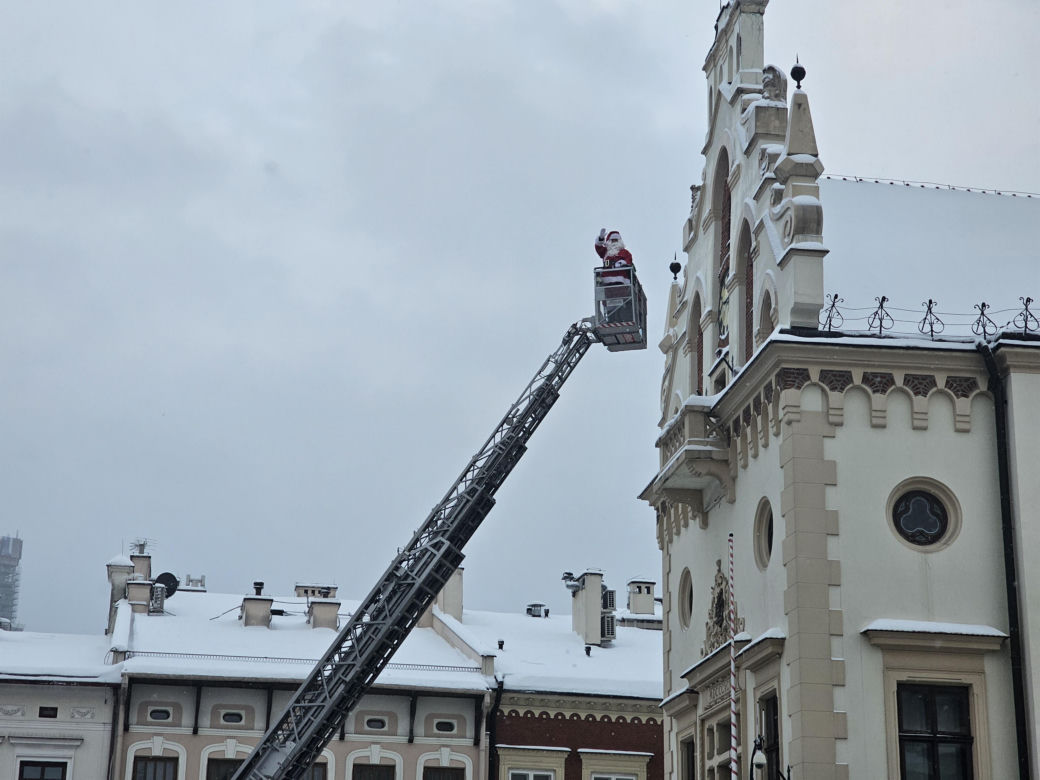 Jarmark Bożonarodzeniowy w Rzeszowie. Parada św. Mikołaj 2023 