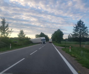 Popiołówka. TIR zablokował pas ruchu na DK 8. W naczepie było 19 ton piwa [ZDJĘCIA]