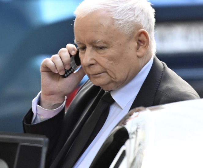 Kaczyński ma kultowy telefon komórkowy