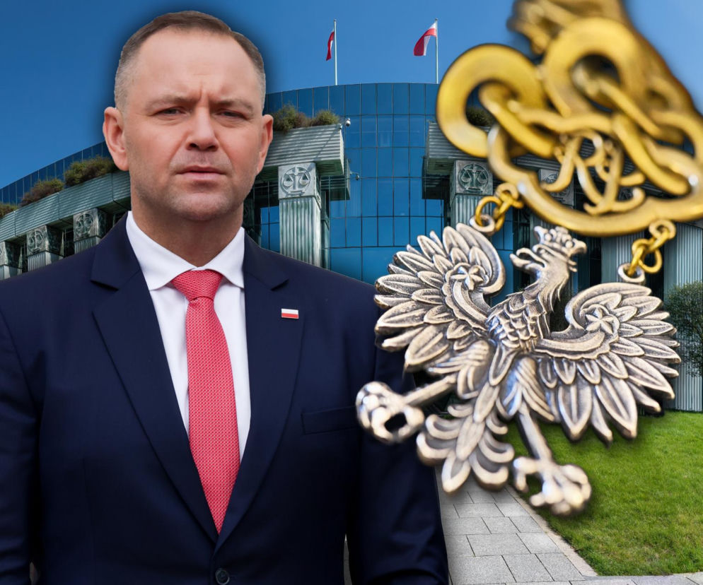 Karol Nawrocki na tle Sądu Najwyższego z łańcuchem sędziowskim obok. O zmianach w sądownictwie przeczytasz na SE Polityka.