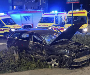 Rozpędzonym audi wjechał w autobus. Zdjęcia szokują