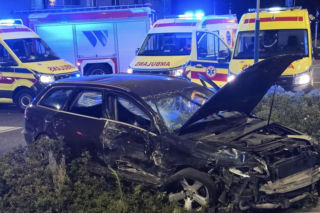 Rozpędzonym audi wjechał w autobus. Zdjęcia szokują