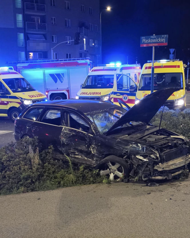 Rozpędzonym audi wjechał w autobus. Zdjęcia szokują