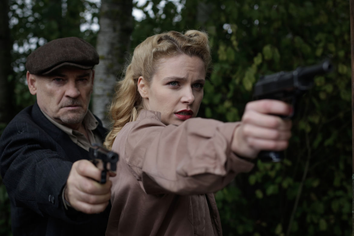 Wojenne dziewczyny 4 odc. 46. Ewa (Vanessa Aleksander), major Madej (Waldemar Obłoza)