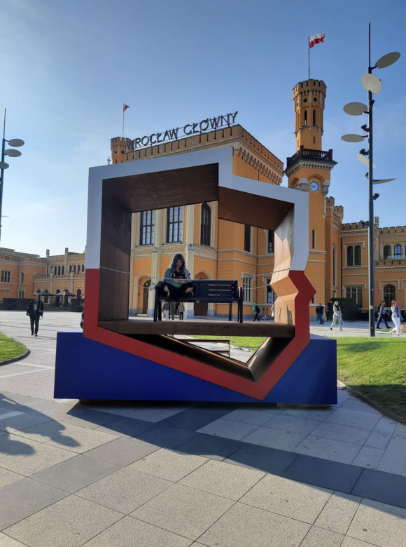 Instalacja stanęła przed Dworem Głównym PKP