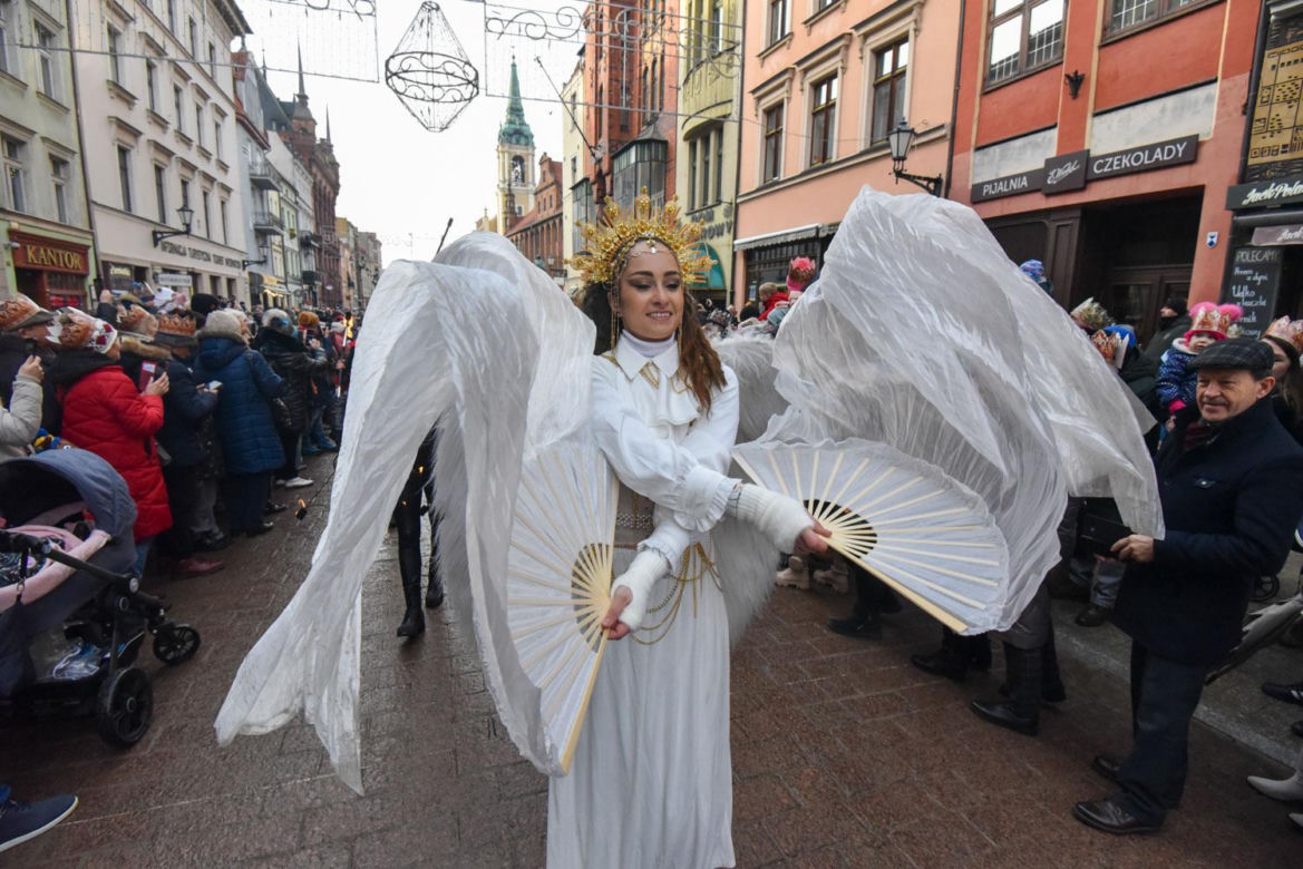 Orszak Trzech Króli 2025 w Toruniu: Kopernik towarzyszył Mędrcom ze Wschodu. Zdjęcia ze starówki