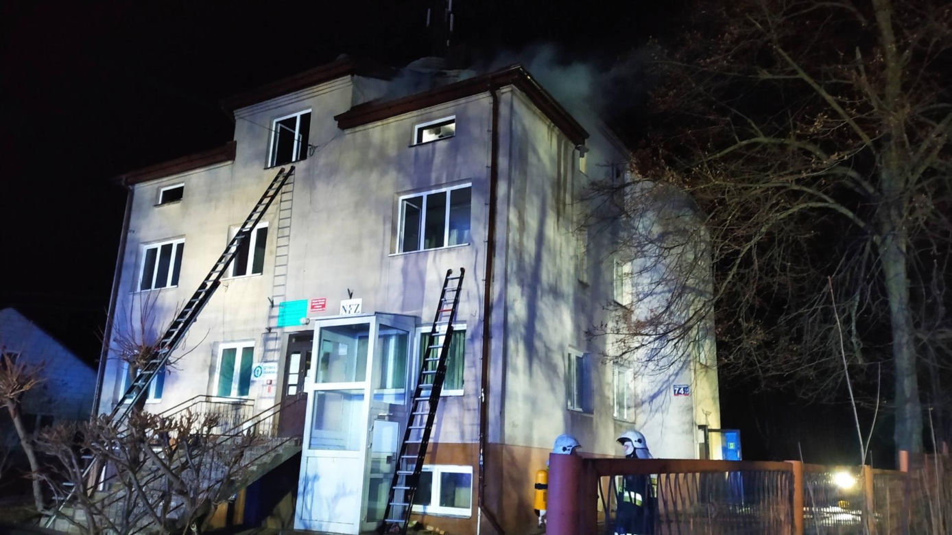 Pożar wybuchł w nocy. Ogień i dym odcięły drogę ucieczki czteroosobowej rodzinie