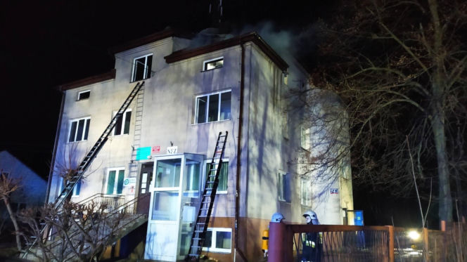 Pożar wybuchł w nocy. Ogień i dym odcięły drogę ucieczki czteroosobowej rodzinie