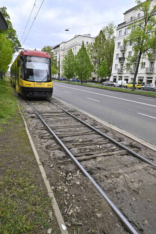 Katastrofalny stan torowiska na al. Waszyngtona. Tramwajarze naprawią tylko fragmenty 